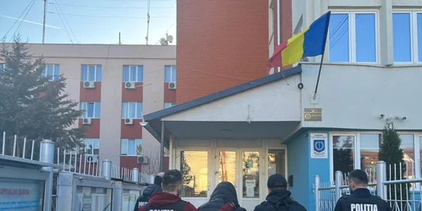 Unul dintre agresorii din benzinăria de la Sibiu - Danny Cuţitar dus de poliţişti la audieri sub acuzaţia de tentativă de omor Foto IPJ Sibiu