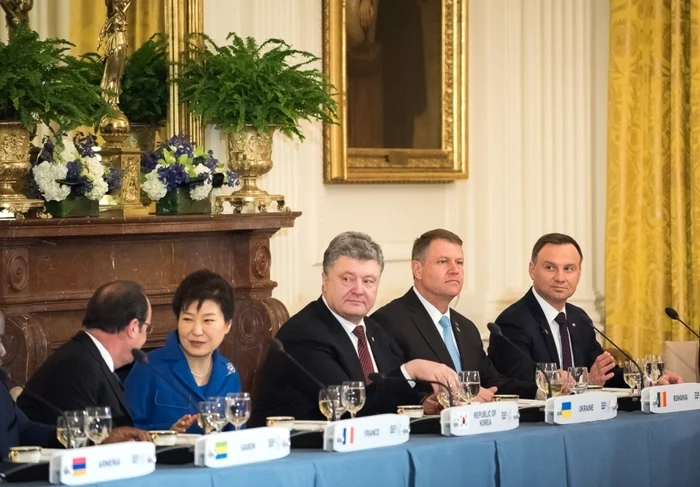 Președintele francez Francois Hollande, președintele Coreei de Sud, Park Geun-hye, președintele Petro Poroshenko, Klaus Iohannis și președintele polonez Andrzej Duda, la dineul de la Casa Albă