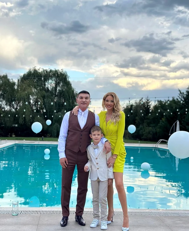 Nașii micuțului au fost tot Valentina Pelinel (42 de ani) și fostul boss de la Dinamo, Cristi Borcea (53 de ani), de fapt și nașii de cununie ai lui Nasrin și ai soțului ei, Florin