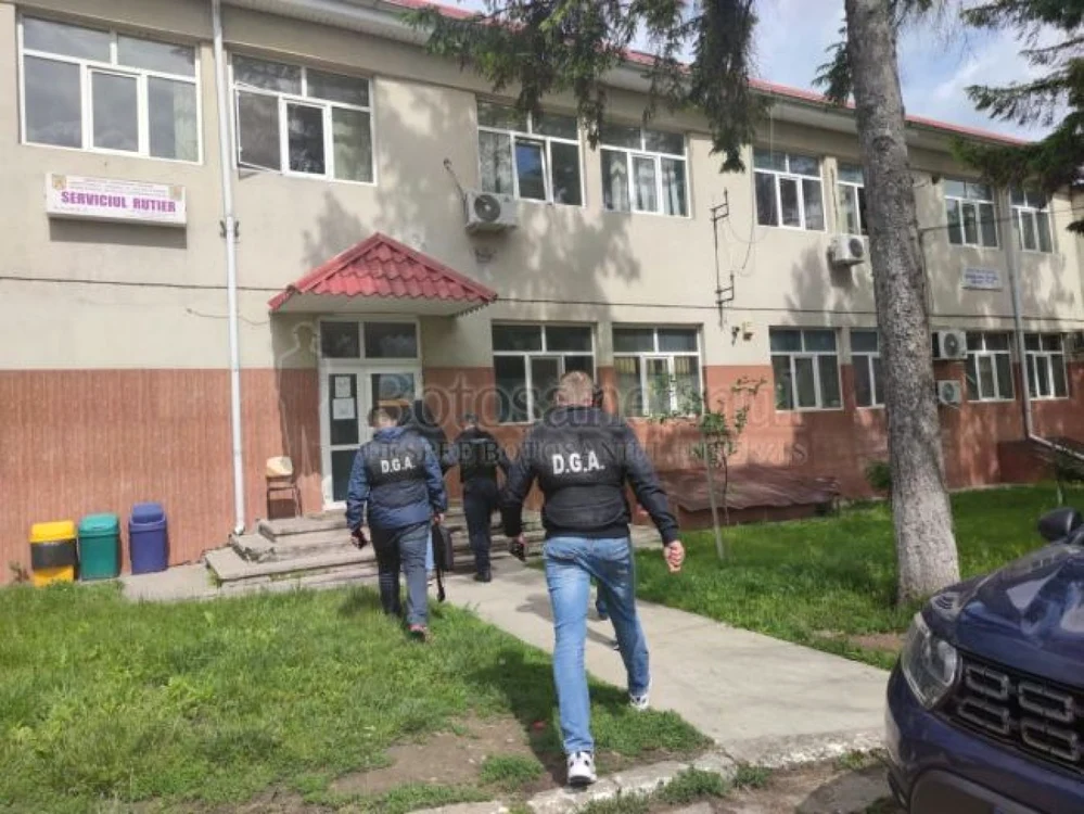 Poliţştii din Botoşani au fost ridicaţi de DNA şi DGA pentru luare de mită FOTO botosaneanul.ro
