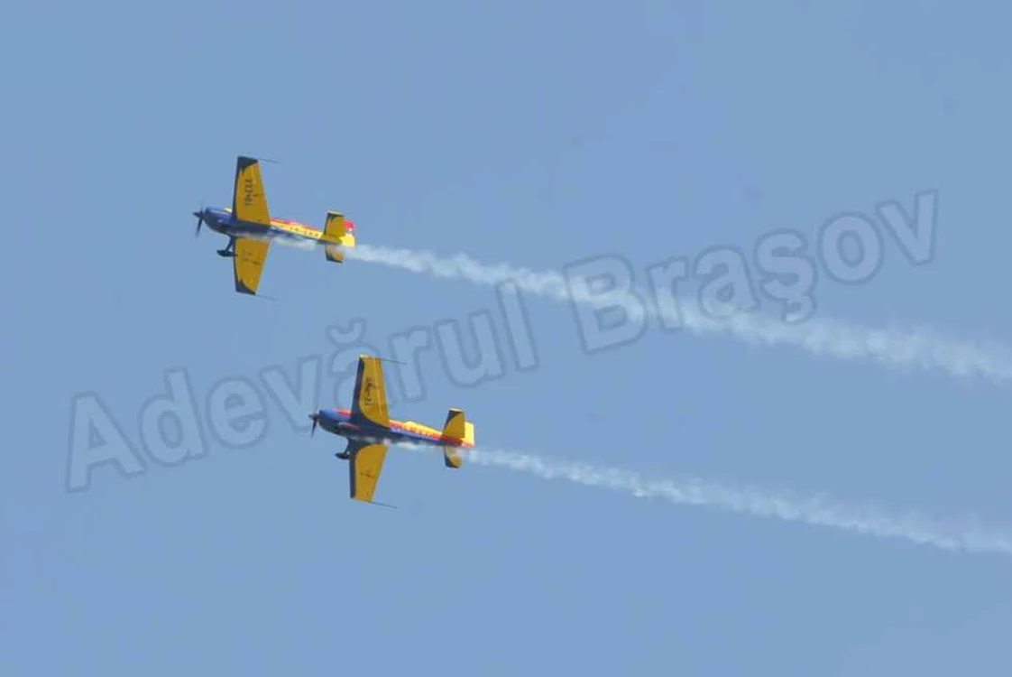 Show-ul aviatic a fost organizat cu ocazia Zilelor Ghimbavului. Foto: Bogdan Crăciun