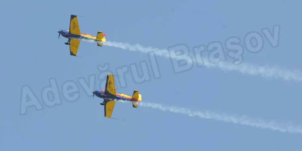Show-ul aviatic a fost organizat cu ocazia Zilelor Ghimbavului. Foto: Bogdan Crăciun