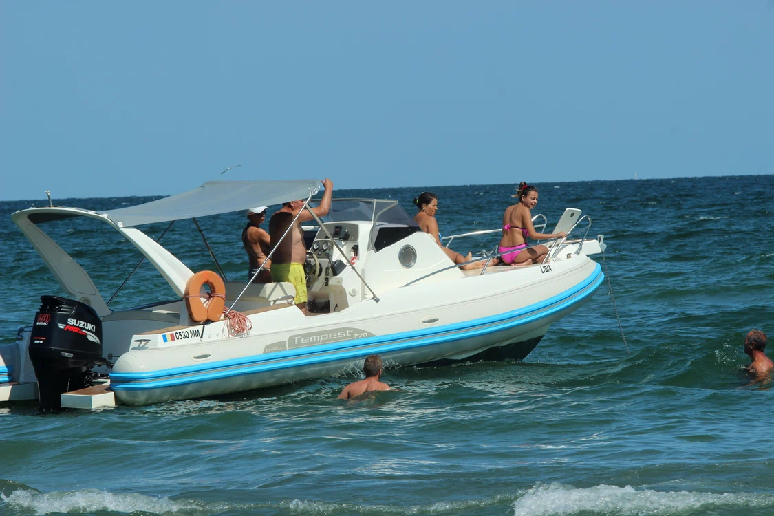 
    Posesorii bărcii cu motor au intrat cu tupeu în zona în care înotau mai mulți turiștifoto: Mihai Ionescu  