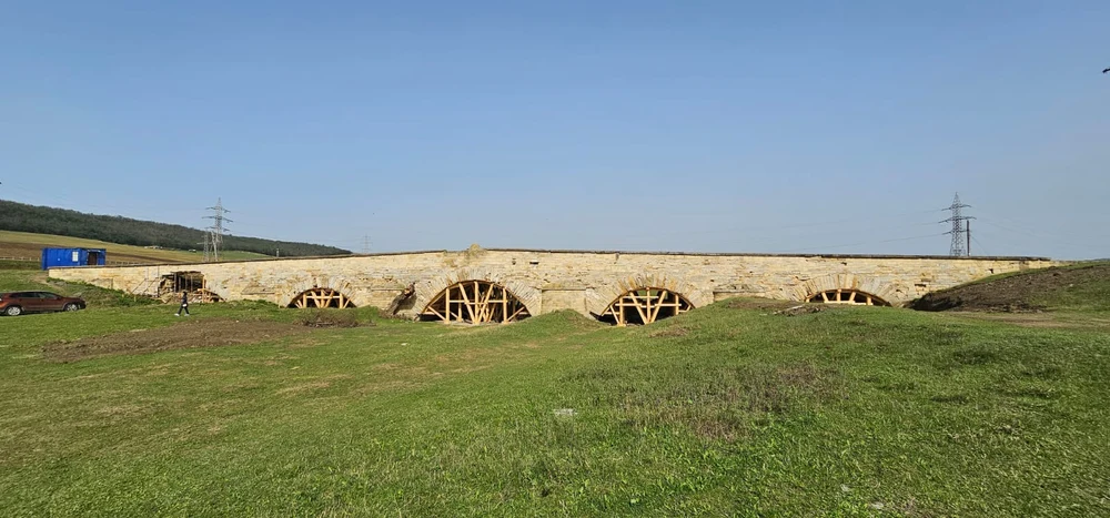 Austeritate pe picior mare: 3 milioane de euro pentru reabiltarea unui pod istoric din Vaslui. 100.000 de euro, doar pentru niște scânduri și piloni de lemn