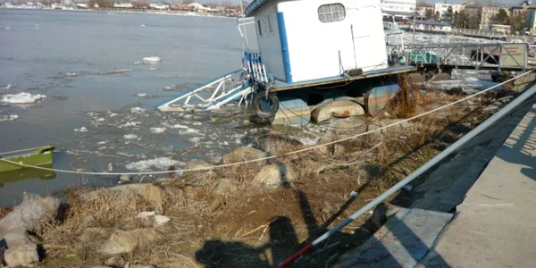 Pontoanele din portul Tulcea, dislocate de sloiurile de gheaţă