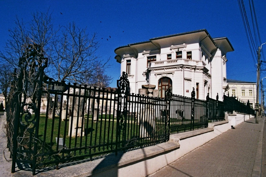 Centrul Cultural Nicăpetre, una dintre locaţiile prezentate de elevii brăileni colegilor din Braşov   FOTO F.C