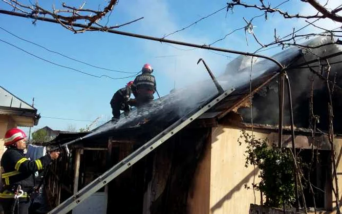 Pompierii au intervenit pentru stingerea incendiului