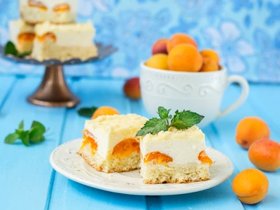 Cheesecake cu caise  Sursa foto shutterstock 303949643 jpg