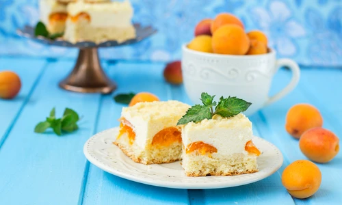 Cheesecake cu caise  Sursa foto shutterstock 303949643 jpg