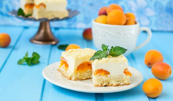 Cheesecake cu caise  Sursa foto shutterstock 303949643 jpg