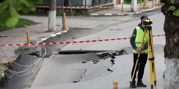 Locul din orașul Slănic, Prahova, unde s-a stabilit un perimetru de siguranță în urma surpării unei străzi. FOTO Inquam Photos / Sabin Cîrstoveanu