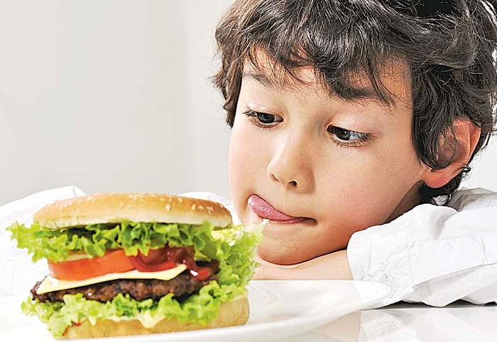 
    Acelaşi fenomen a fost sesizat şi de specialiştii din cadrul Ministerului Sănătăţii din Marea Britanie, care au şi găsit o posibilă explicaţie: alimentaţia de tip fast-food şi ambalajele de plastic.  