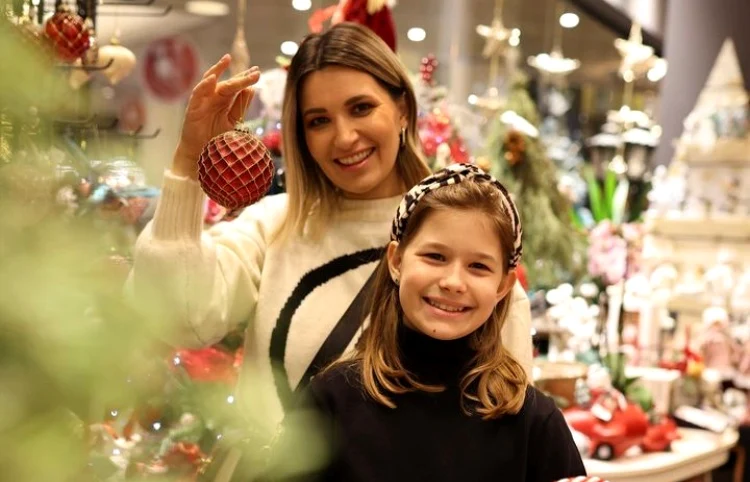 Ella Crăciun și fiica ei, Alessia au făcut bradul Sursa Instagram 
