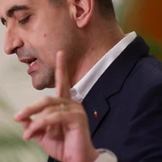 Președintele AUR, George Simion, face declarații de presă după depunerea moțiunii de cenzură alături de PSD împotriva guvernuluii. FOTO Inquam Photos / Octav Ganea