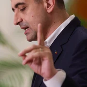 Președintele AUR, George Simion, face declarații de presă după depunerea  moțiunii de cenzură alături de PSD împotriva guvernuluii. FOTO Inquam Photos / Octav Ganea