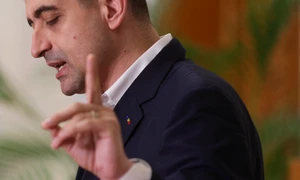 Președintele AUR, George Simion, face declarații de presă după depunerea  moțiunii de cenzură alături de PSD împotriva guvernuluii. FOTO Inquam Photos / Octav Ganea