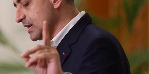 Președintele AUR, George Simion, face declarații de presă după depunerea  moțiunii de cenzură alături de PSD împotriva guvernuluii. FOTO Inquam Photos / Octav Ganea