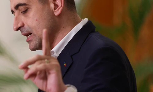 Președintele AUR, George Simion, face declarații de presă după depunerea  moțiunii de cenzură alături de PSD împotriva guvernuluii. FOTO Inquam Photos / Octav Ganea