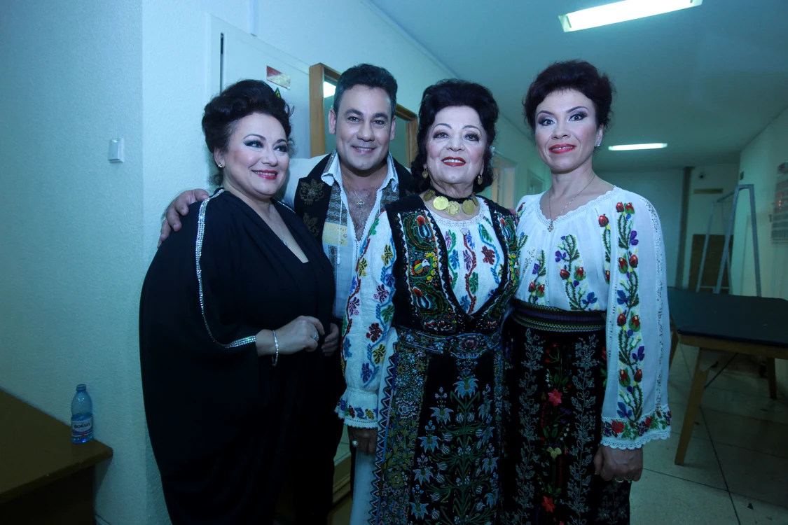 Maria Ciobanu, alături de cei trei copii ai săi, Leontina Văduva, Ionuț Dolănescu și Camelia Ciobanu
