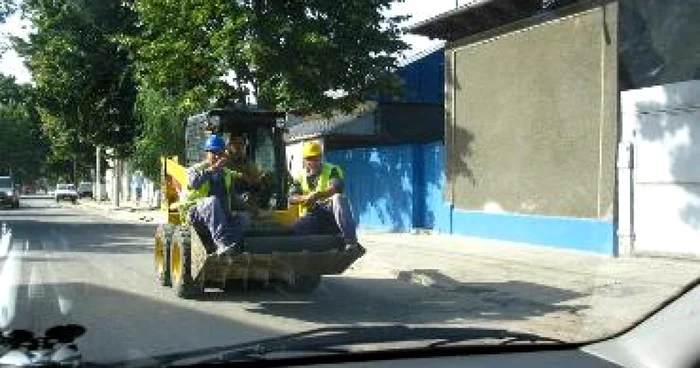 Galaţi: Muncitorii "repară" străzile plimbându-se cu excavatorul