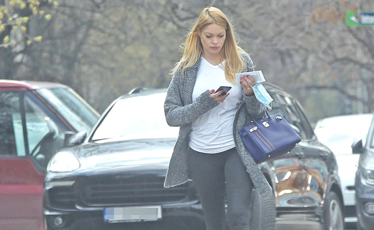 Blondina s-a dus la starea civilă a sectorului 1 ca să-şi înregistreze fetele