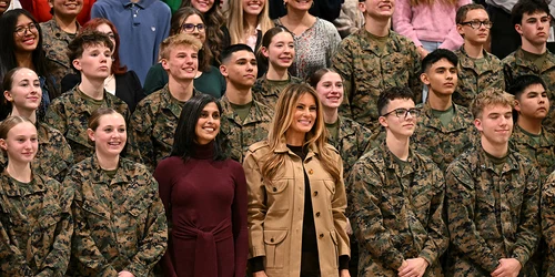 usha vance și melania trump cu soldati jpg