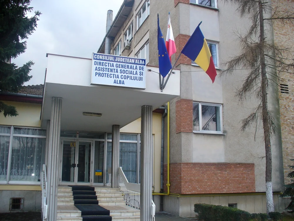 O femeie a murit în timp ce aştepta încadrarea în gradul de handicap. Incidentul s-a produs în parcarea Direcţiei Generale de Asistenţă Socială şi Protecţia Copilului din Albafoto: captura Facebook