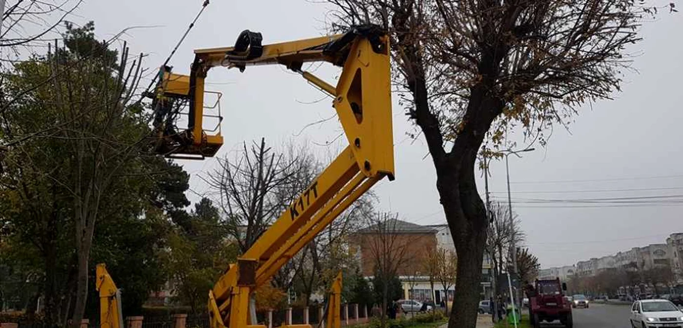 Utilajul s-a prăbuşit pe strada Bucureşti FOTO Primăria Călăraşi