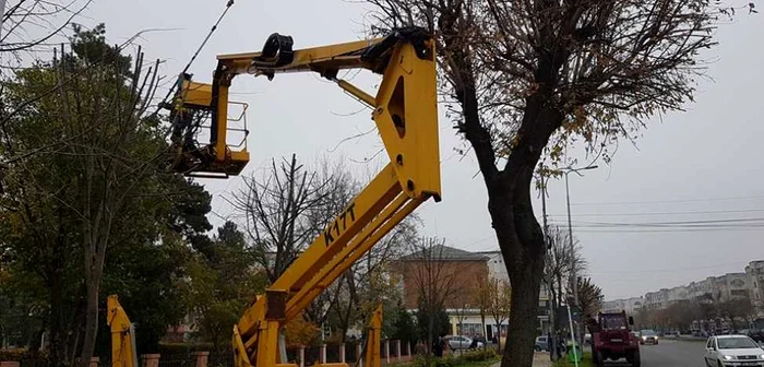 Utilajul s-a prăbuşit pe strada Bucureşti FOTO Primăria Călăraşi