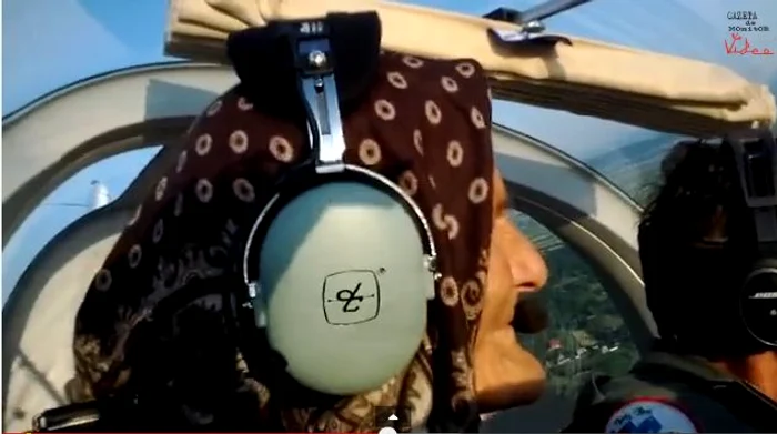 
    Bătrâna a admirat peisajul din aer FOTO Captură  