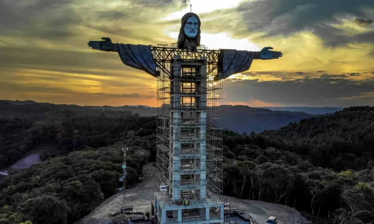 Statuia lui Isus aflaţă în constructie la Encantado FOTO AFP