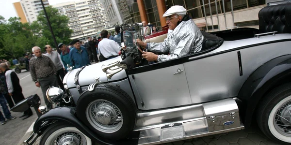 Iubitorii de automobile din secolul trecut sunt aşteptaţi la Polus în parcare. Foto: arhivă 