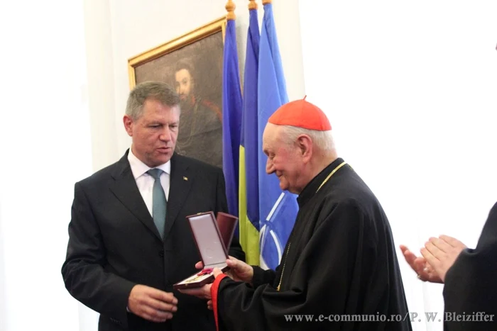 Preşedintele i-a înmânat distincţia Cardinalul Lucian Mureşan. Foto: e-communio.ro