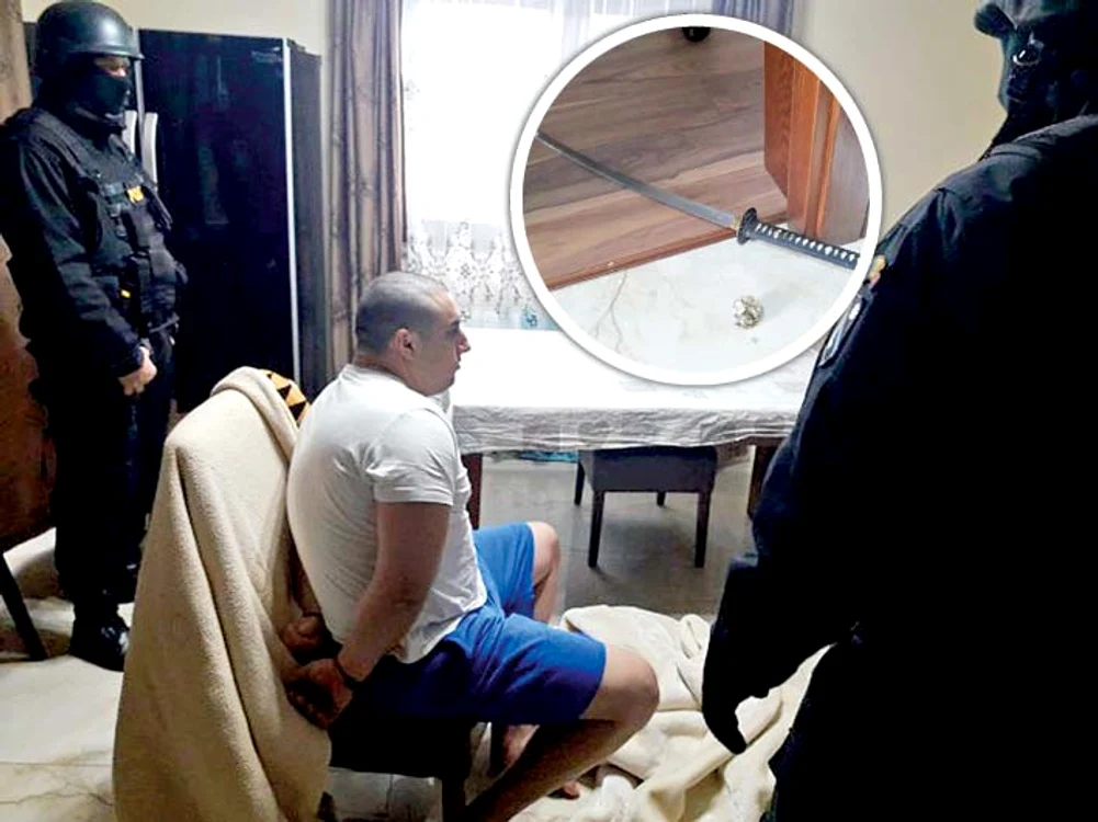 Suspectul a fost reținut  și dezarmat de sabie