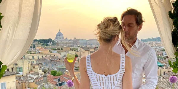 Francesco Totti si Ilary Blasi sarbatorind 16 ani de casnicie jpg