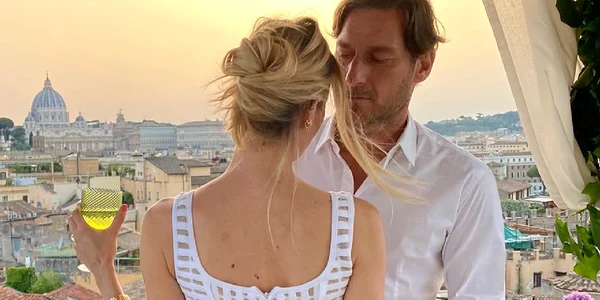 Francesco Totti si Ilary Blasi sarbatorind 16 ani de casnicie jpg
