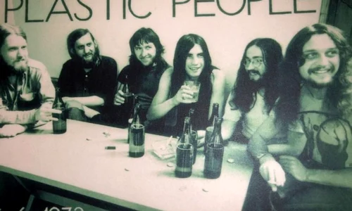 The Plastic People of the Univese vor depune flori la monumentul dedicat lui Václav Havel jpeg