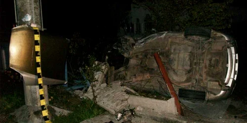 Maşina condusă de tânăr s-a răsturnat
