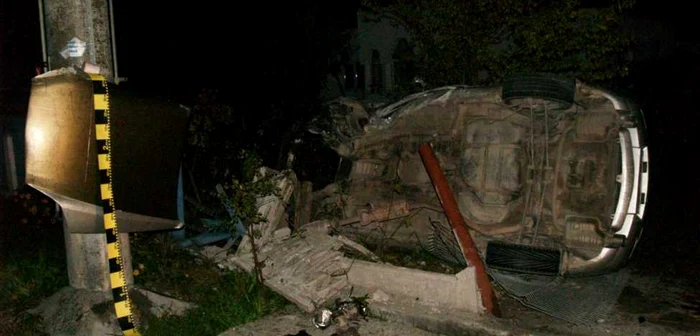 Maşina condusă de tânăr s-a răsturnat