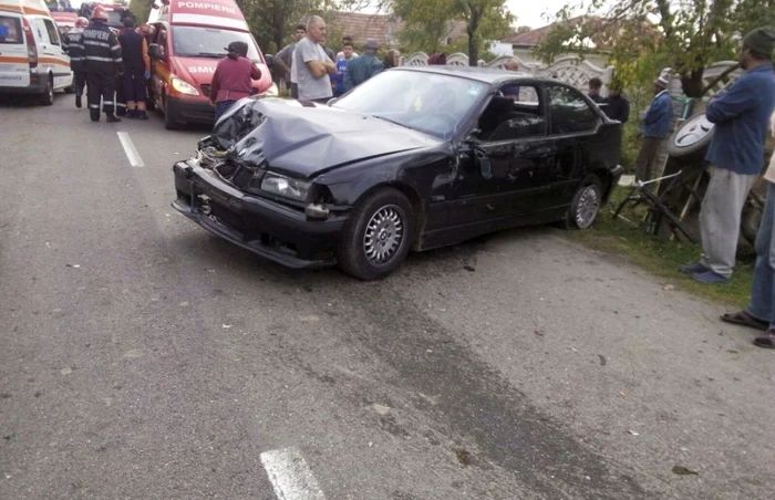 Şoferul nu a reuşit să efectueze corect depăşirea, acroşând căruţa, care i-a lovit pe cei trei pietoni FOTO: ISU Olt