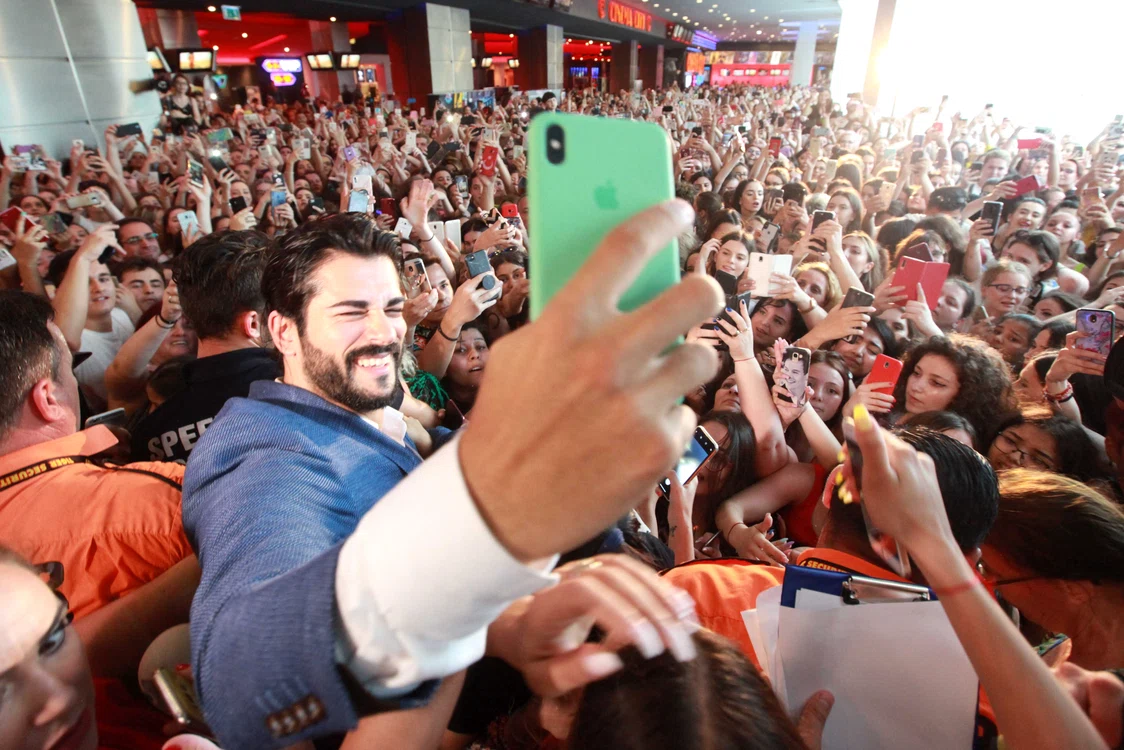 Burak Ozcivit a făcut poze cu fanele 