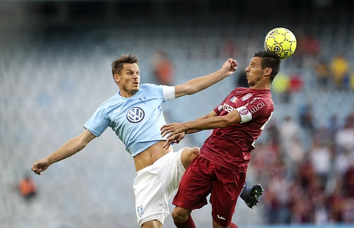 Markus Rosenberg, în duel cu Camora. Malmo a câștigat (1-0 și 2-1) dubla cu CFR Cluj, în preliminariile Ligii CampionilorFoto: EPA