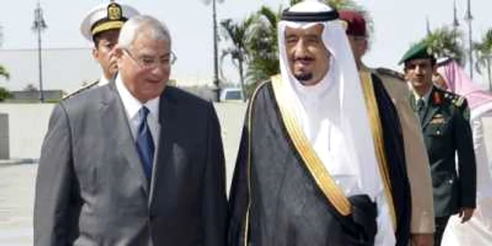 Adly Mansour şi Nayef Ben Abdul Naziz. FOTO: Reuters