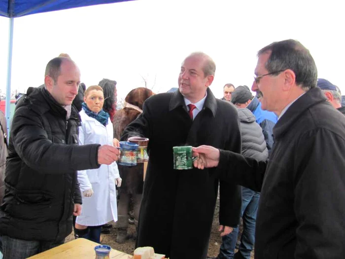 Oficialităţile s-au delectat cu un vin fiert foto: Claudiu Dumitrache
