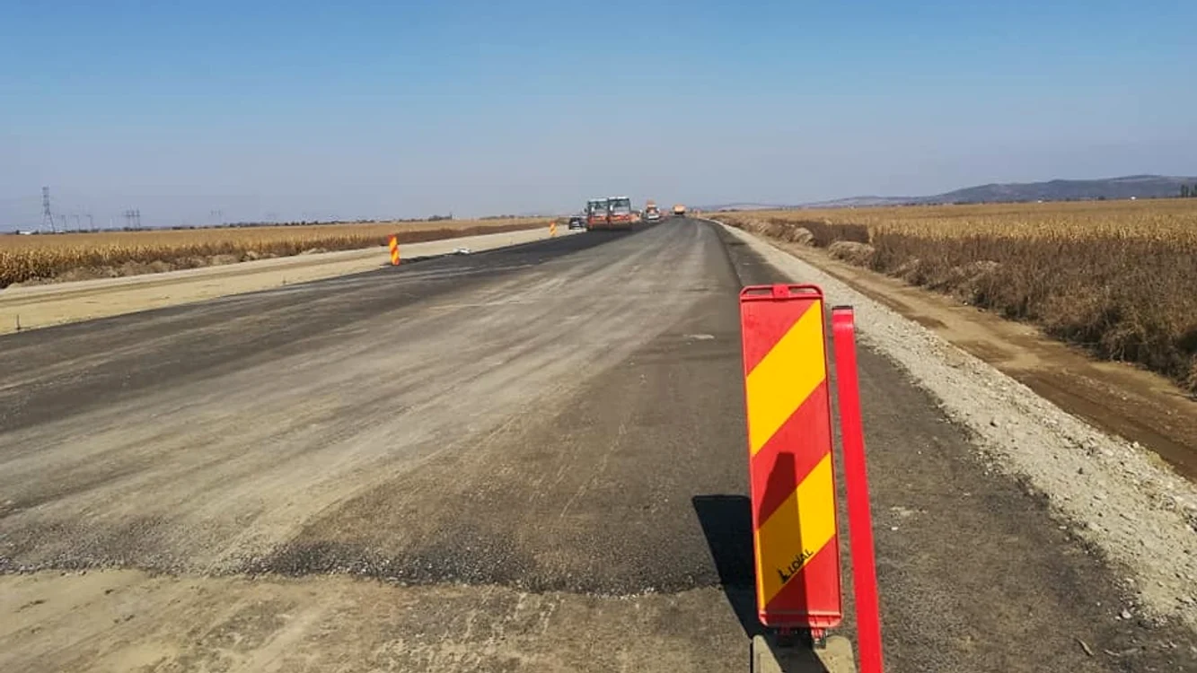 
    Primul kilometru de asfalt a fost turnat la Centura Bacău, parte din Autostrada Moldovei, la începutul lunii octombrie 2019  