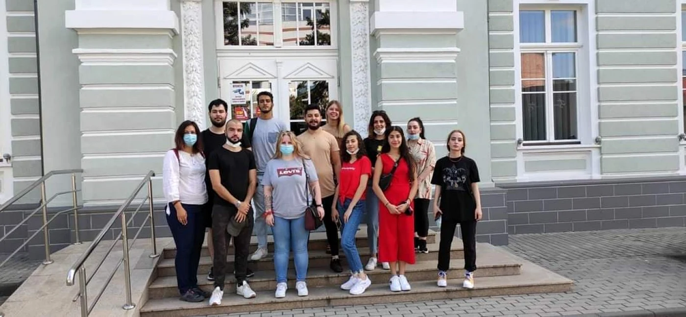 Voluntari străini îimplicaţi într-un proiect legat de romi la Vâlcea - VOSIEM - în imagine într-o vizită la Primăria Râmnicu Vâlcea; Foto Antoanela Enăcache