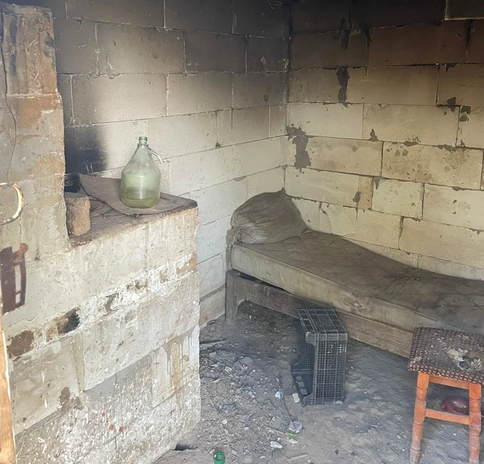Una dintre încăperile în care erau ținute victimele. FOTO DIICOT