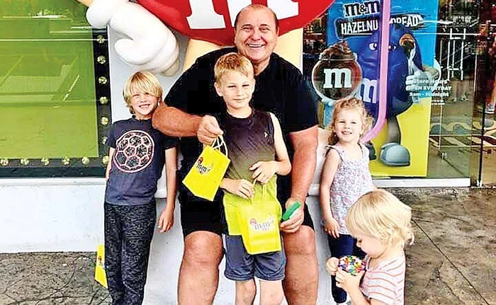 
    Nick Rădoi își răsfață nepoții cu bomboane  