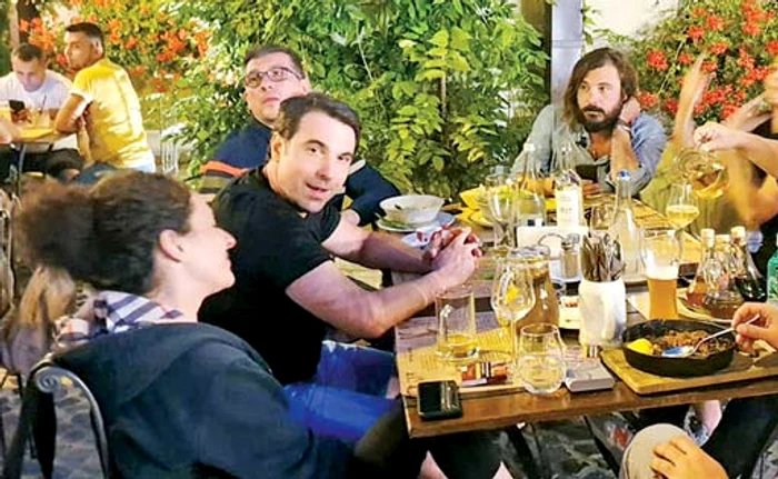 Adriana şi Papi stau unul lângă altul şi după filmări