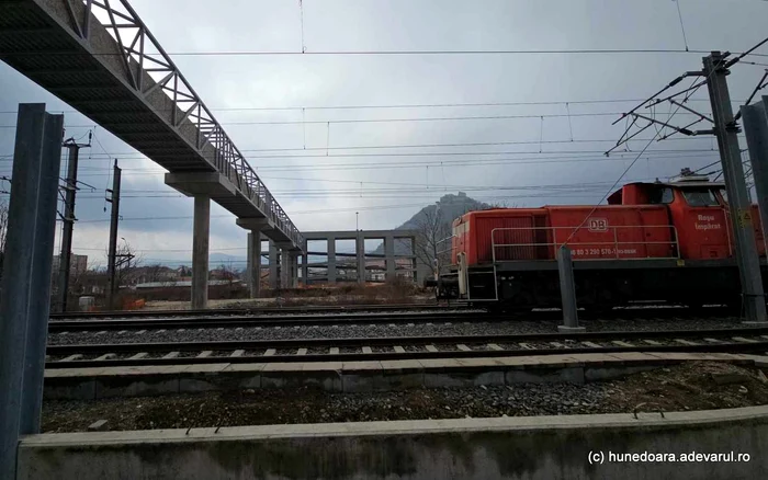 Pasarela pietonală nu poate fi folosită în prezent. Foto: Daniel Guță. ADEVĂRUL